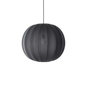 Sort, rund lampe med strikket overflade, hænger fra loftet med en tynd ledning.